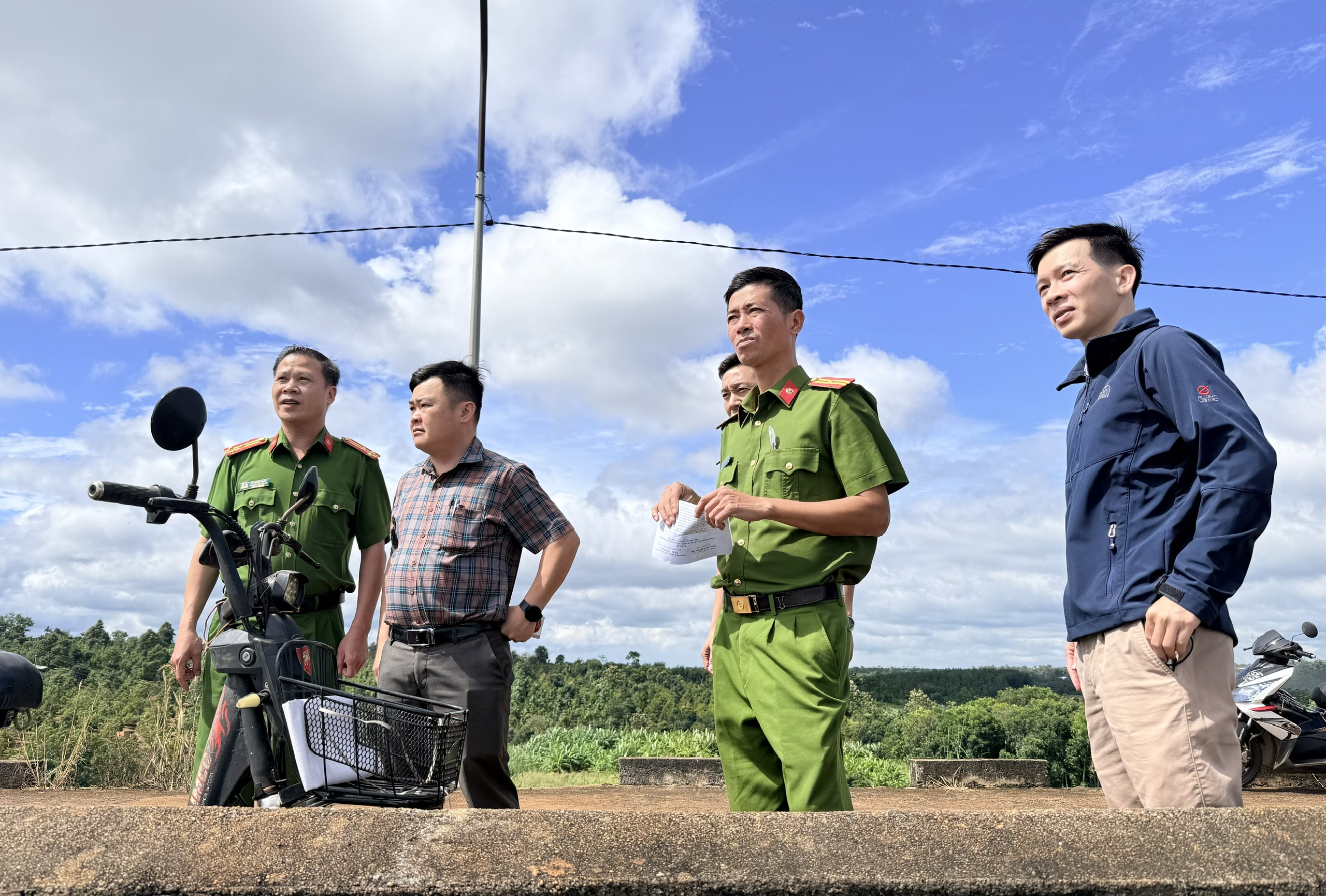 các thành viên Ban chỉ huy phòng, chống thiên tai và tìm kiếm cứu nạn xã, các cơ quan đơn vị liên qua kiểm tra tại khu vực hồ buôn Joong